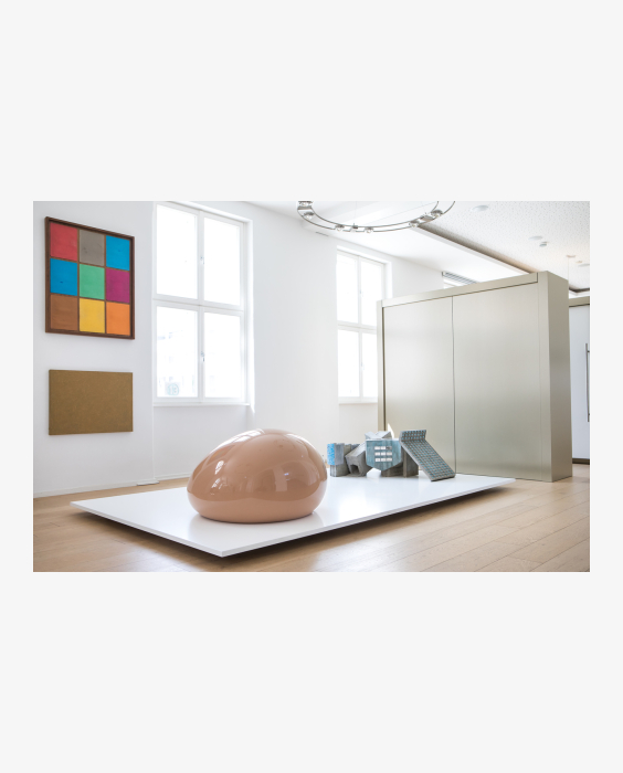 Ausstellungsansicht SCHAU....5 mit Werken von Thomas Rentmeister und Ina Weber, Foto: Gernot Gleiss